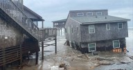 Colapsan seis viviendas en Buxton por marejadas de huracanes