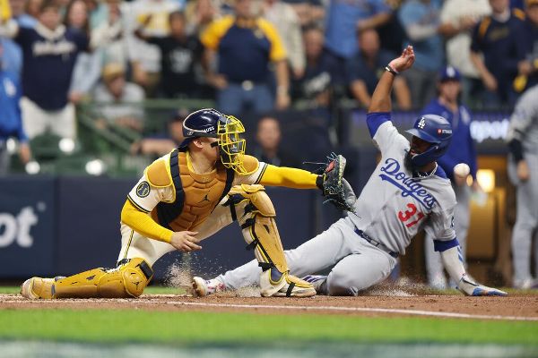 Dodgers' Hernandez on bizarre double play: 'Made a mistake'