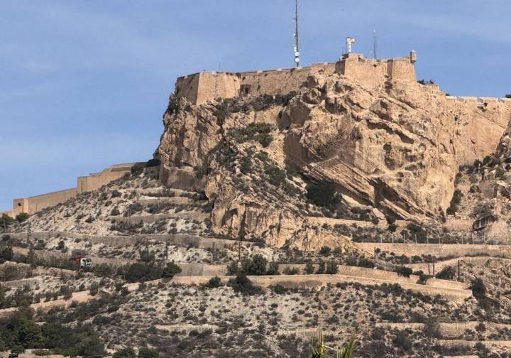 Vallan el castillo de Santa Bárbara para acometer las obras de emergencia por desprendimiento de rocas