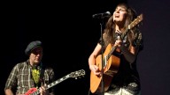 Así sonaría "Marta, Sebas, Guille y los demás" 20 años después: la canción viral de una joven cantautora madrileña