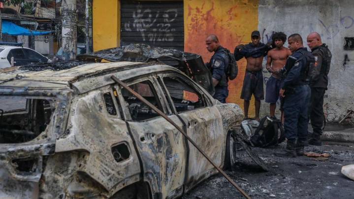 “Vi cuerpos sin cabeza”: Fotógrafo siguió durante 24 horas el operativo que dejó más de 120 muertos en Brasil
