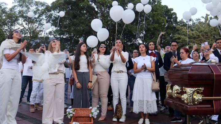 Con Globos y Palomas Blancas Despiden a B King, Cantante Colombiano Asesinado