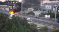Arde auto tras volcarse al sur de Saltillo; joven conductor se salva de milagro