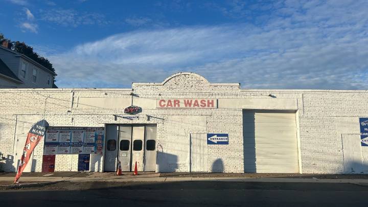 Several people detained by ICE at car wash in Hamden, Conn., mayor says
