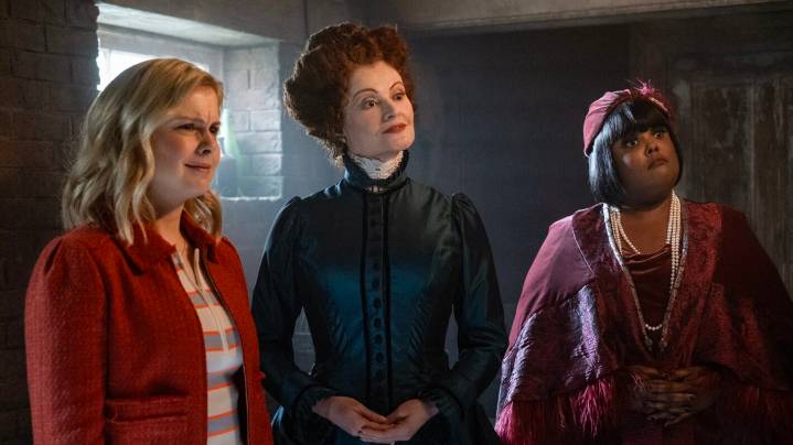 'Ghosts' Star Rebecca Wisocky Breaks Down Hetty's Halloween Curse and 'Fargo' Accent (Exclusive)