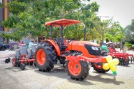 Gobernador Zorro entregó maquinaria agrícola en Trinidad
