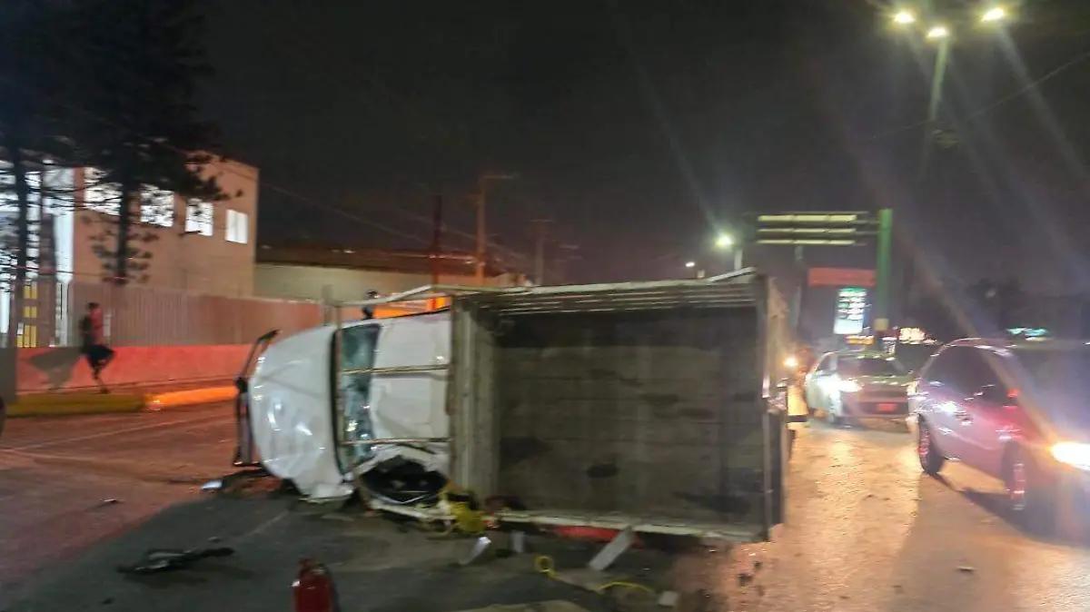 Camioneta vuelca tras chocar con semáforo en Altamira; a la altura de La Maseca