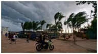 Ventarrón causa susto en playa del Holly durante liberación de tortugas, en Puerto Vallarta