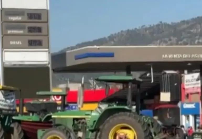 Bloqueos de agricultores en carreteras de Jalisco afectan a cientos de pasajeros