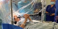 Una paciente con Parkinson tocó el clarinete mientras la operaban del cerebro para guiar a los cirujanos