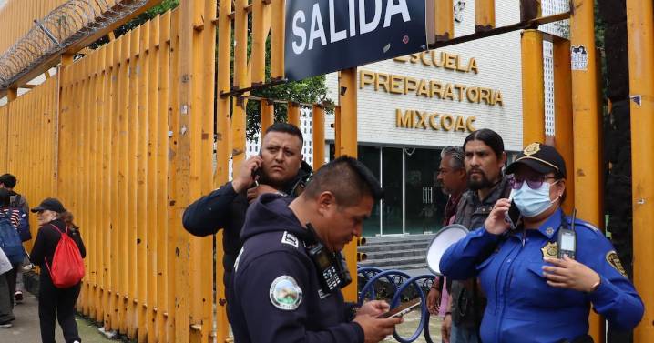 Prepa 8 tomada: Encapuchados bloquean accesos a la escuela de la UNAM por presuntas agresiones a alumno
