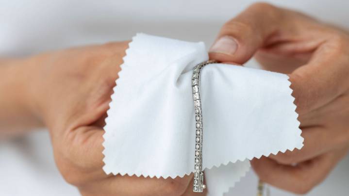 Ni vinagre ni jabón: el truco para dejar las pulseras de plata como nuevas