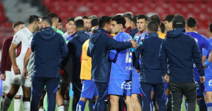 El conflicto que se desató entre las bancas tras el empate de la U contra Lanús en el Estadio Nacional