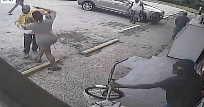 Store worker pulls gun on armed man in Wabasso, wrestles weapon away in parking lot