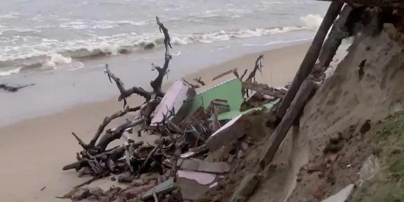 Cyclone Montha To Weaken Into Depression Soon; Tidal Waves Breach Coastline In Odisha’s Podampeta