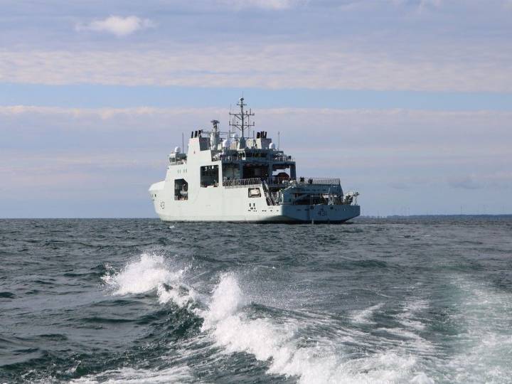 Royal Canadian Navy warship anchors in Kingston for a day