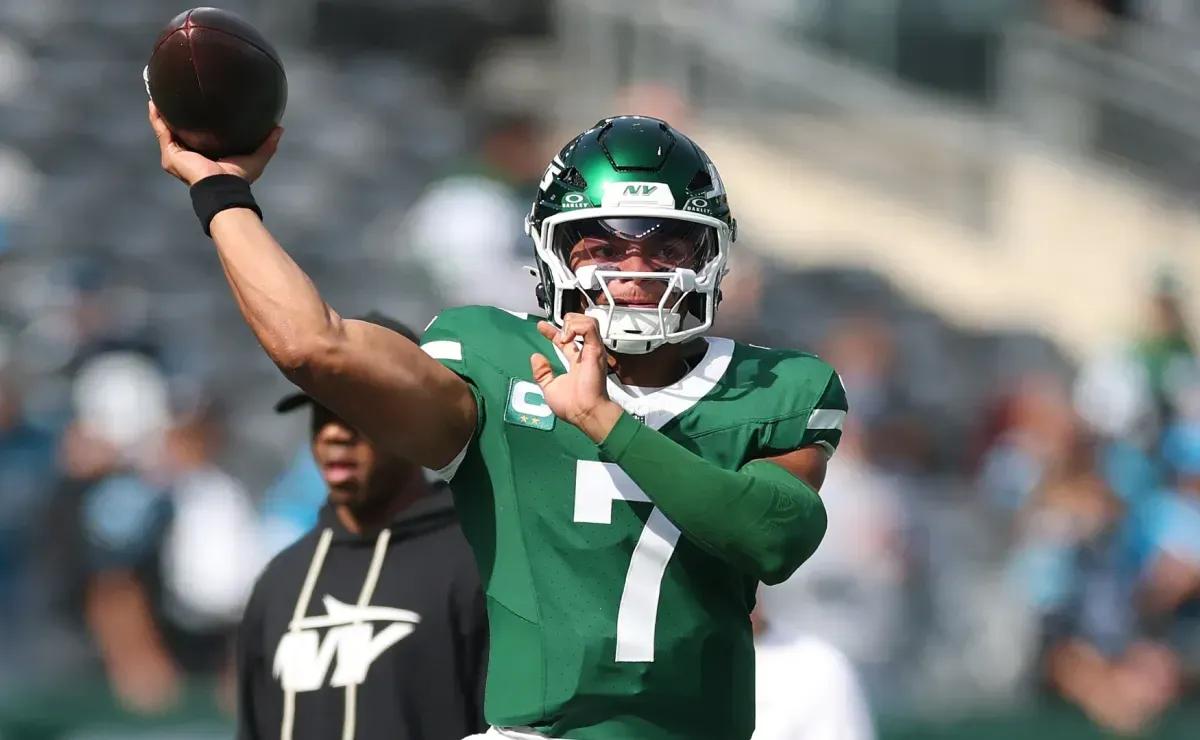 Why is Justin Fields not playing today for Jets vs Panthers in the second half?
