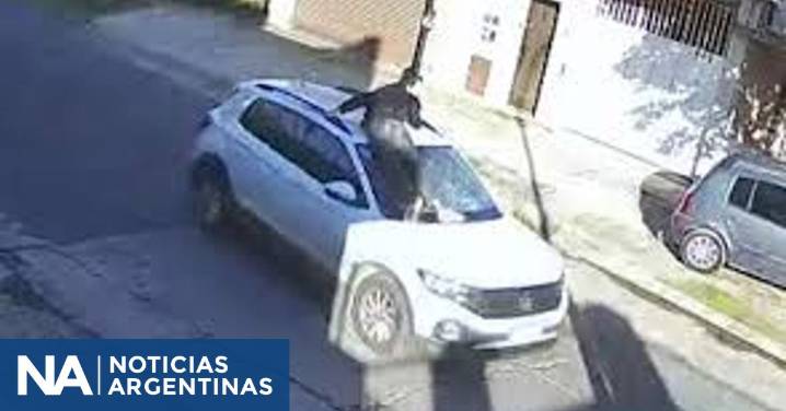 Pidieron inhabilitación de una mujer que arrastró a un joven sobre el capó de su auto
