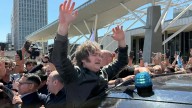 Milei debió suspender una caminata de campaña en Santa Fe por protestas en su contra