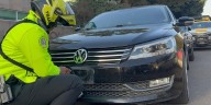 ¿De cuánto es la multa por ponerle cubre placas a tu auto?