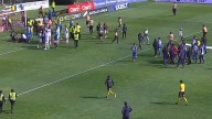 Escándalo en el fútbol chileno: El duelo Everton-UC termina en bochorno por invasión de hinchas a la cancha... Repasa imágenes Los hinchas del equipo de Viña del Mar fueron a encarar a sus jugadores.