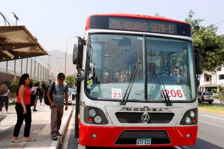 ¡Atención, pasajero! Si viajas en el corredor Rojo te devuelven la mitad de tu pasaje