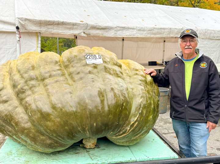 Rhode Island farmer grows world-record green squash