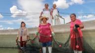 Capacitan a 595 mujeres en técnicas de acuacultura en 14 estados