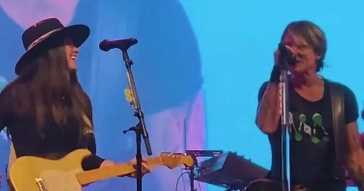 Keith Urban awkwardly changes lyrics to Nicole Kidman song on stage after split
