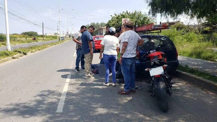 Motociclista herido al chocar con carro estacionado