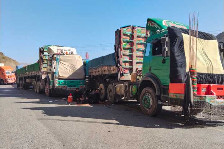 Pakistan and Afghanistan border closure extends into second day after deadly clashes