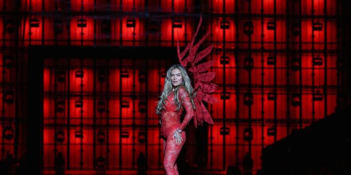 Karol G desplegó sus alas durante su paso por el Victoria’s Secret Fashion Show: así fue su presentación