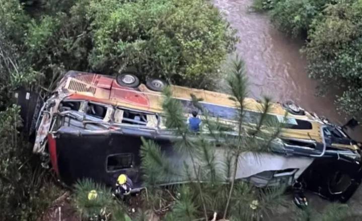 Tragedia en Misiones: un micro de larga distancia cayó a un arroyo y murieron ocho personas