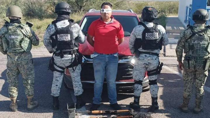 Difunden imágenes de la detención del hijo de presunto líder criminal; portaba dos armas largas