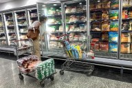 Venezolanos destinan el 52% de sus ingresos a compra de comida...