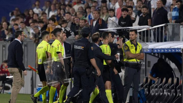 Cuatro partidos de castigo a Akouokou por romper la pantalla del VAR