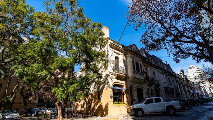 Se terminó el misterio: el bar de Urquiza y Maipú reabrirá con el nombre "Pasaporte x Justo"