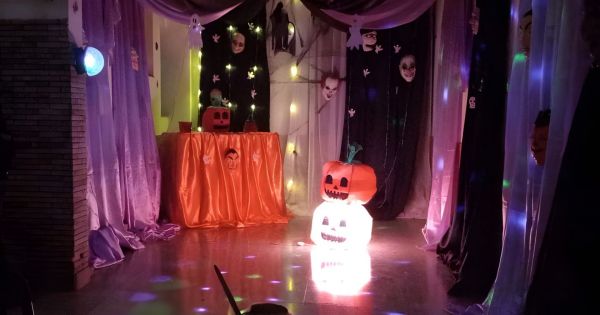Una vecina de zona sur reparte alegría y caramelos este Halloween