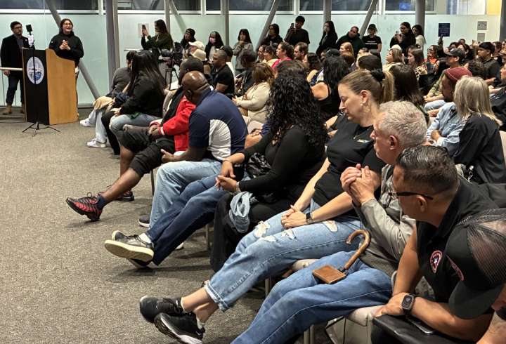 Border Patrol arrestee gets hero's welcome at Waukegan meeting