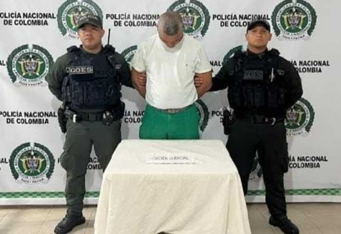 Estaba requerido por homicidio en persona protegida