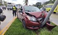 Conductor estrella su auto contra un poste de la CFE en el bulevar Colosio de Cancún