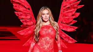 Karol G deslumbra en el Victoria’s Secret Fashion Show con su ‘Tropicoqueta’.