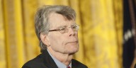 Stephen King, el autor más cuestionado en las escuelas de Estados Unidos según un informe de PEN América