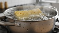 Hervir esponjas de cocina en agua: para qué sirve y por qué hay que hacerlo cada semana