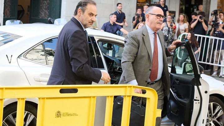 El Supremo vuelve a citar a declarar a Ábalos y a Koldo por los ingresos "irregulares y opacos"