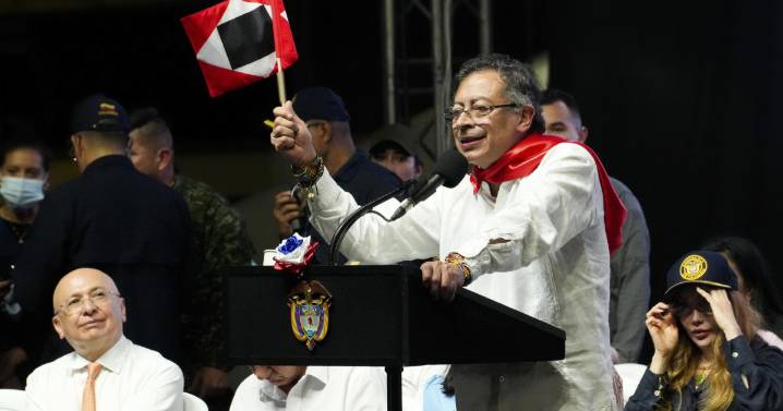 Petro propone reabrir diálogos con el Eln tras meses de ruptura y llama a "probar la paz"