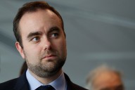 Primer ministro francés dimitente cree en un pronto sustituto