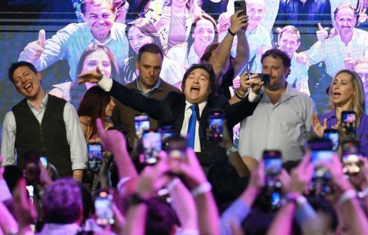 Milei logra victoria histórica en elecciones, consolidando su poder político en Argentina
