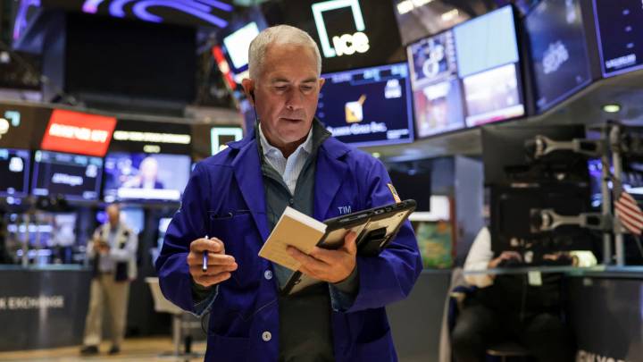 S&P 500 and Nasdaq futures rise after Apple, Amazon earnings beat: Live updates