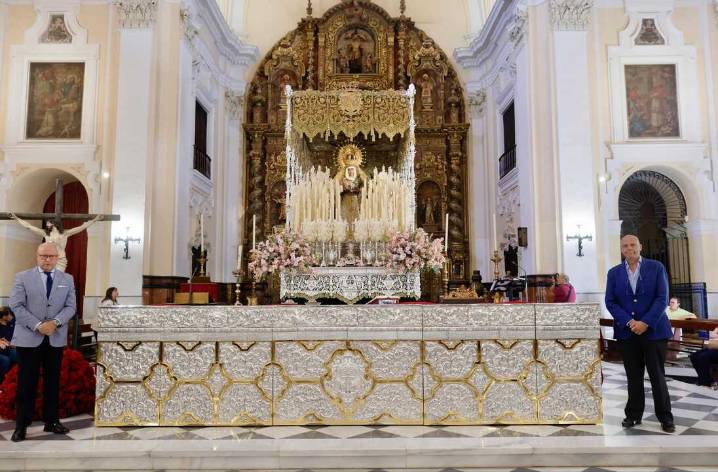 La Esperanza de Triana estrena un nuevo frontal de altar en plata de ley